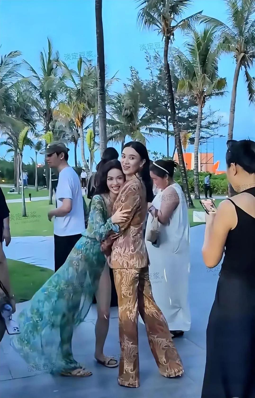 还得是宋佳，顶流就是顶流，衣品无人能比，看人家这打扮，就是简单的一身西服套装，给