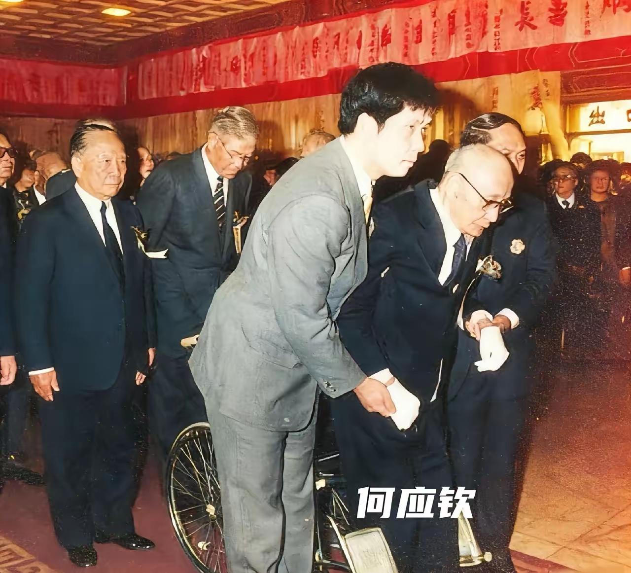 1987年，94岁的顾祝同病逝，追悼会上，97岁的何应钦强撑病体，前来送别的一张