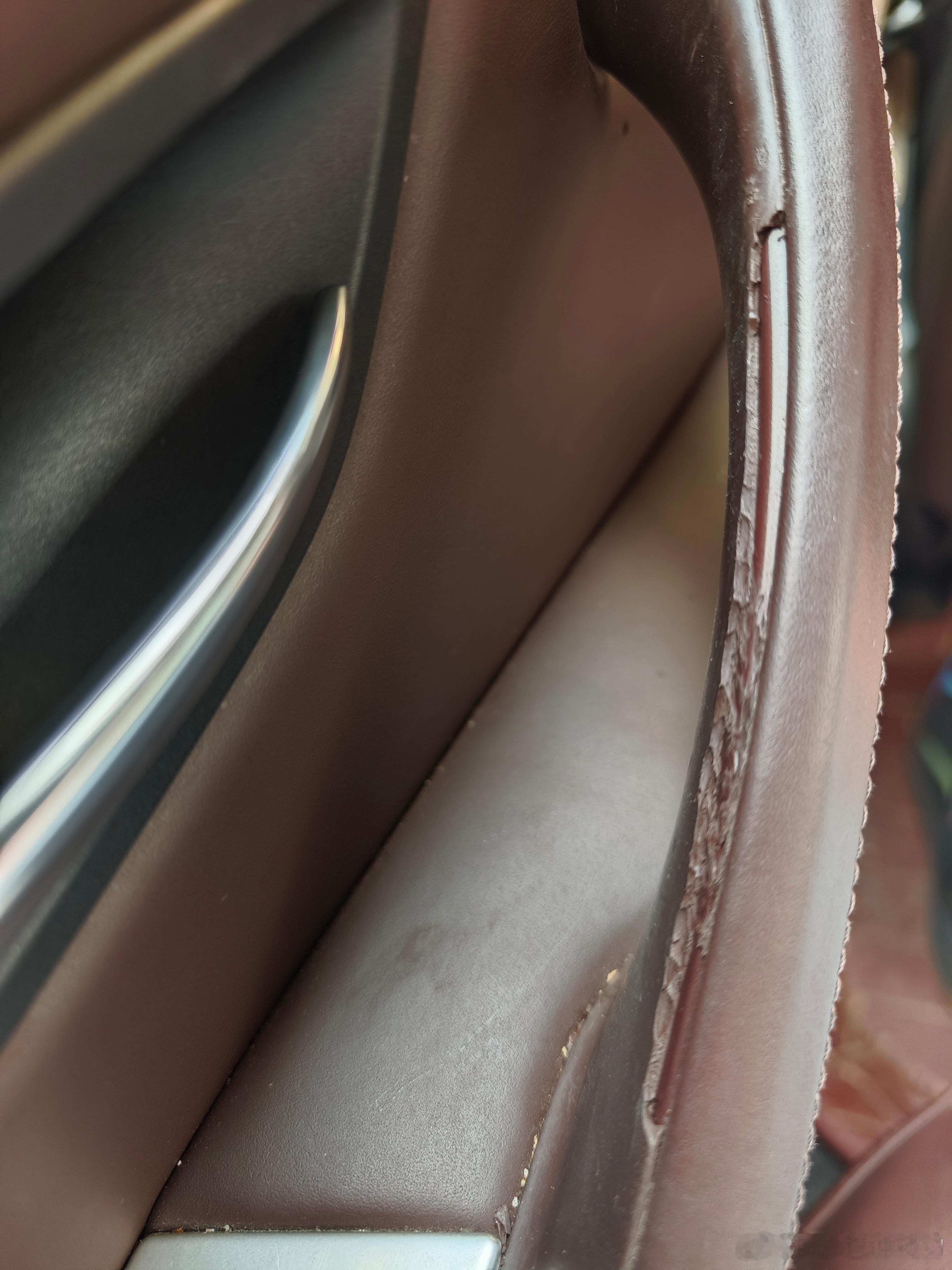 宝马五系F18这一代的门把手设计有两个糟糕的地方①【温度高了黏糊糊】，用一用就黏