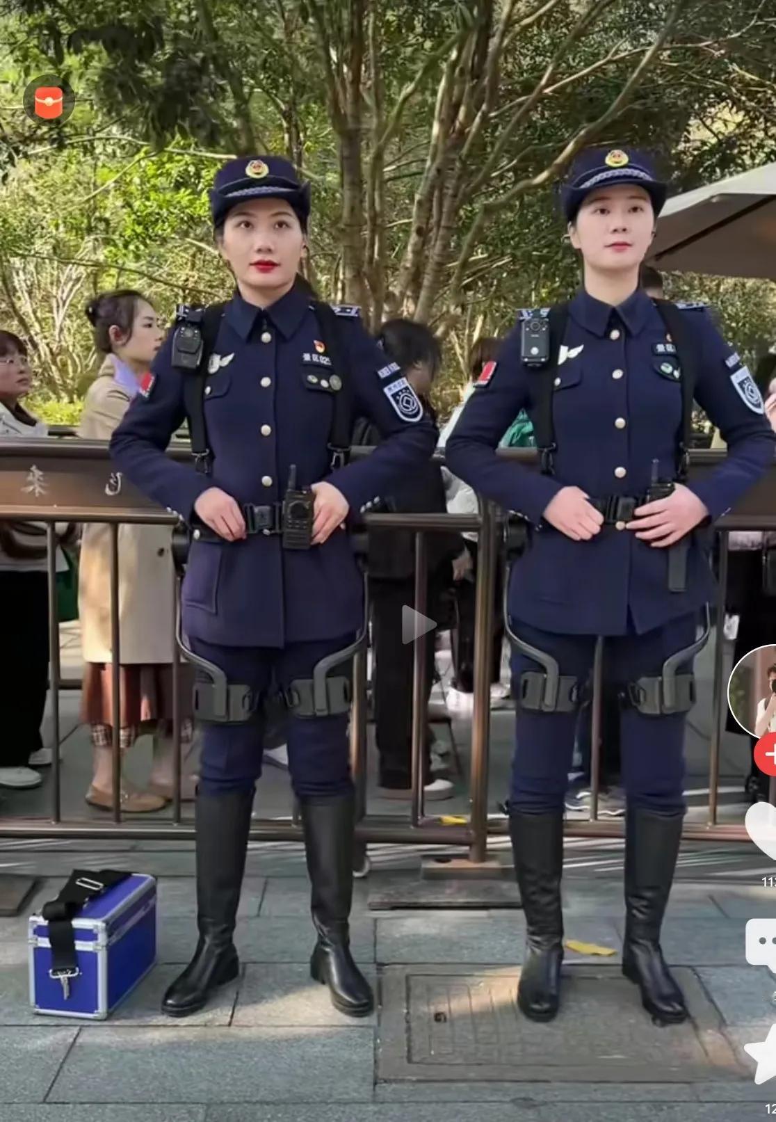 这个哇塞挺大的，两位小姐姐的制服还是第一次见。但是，不知道这两位英姿飒爽的小姐