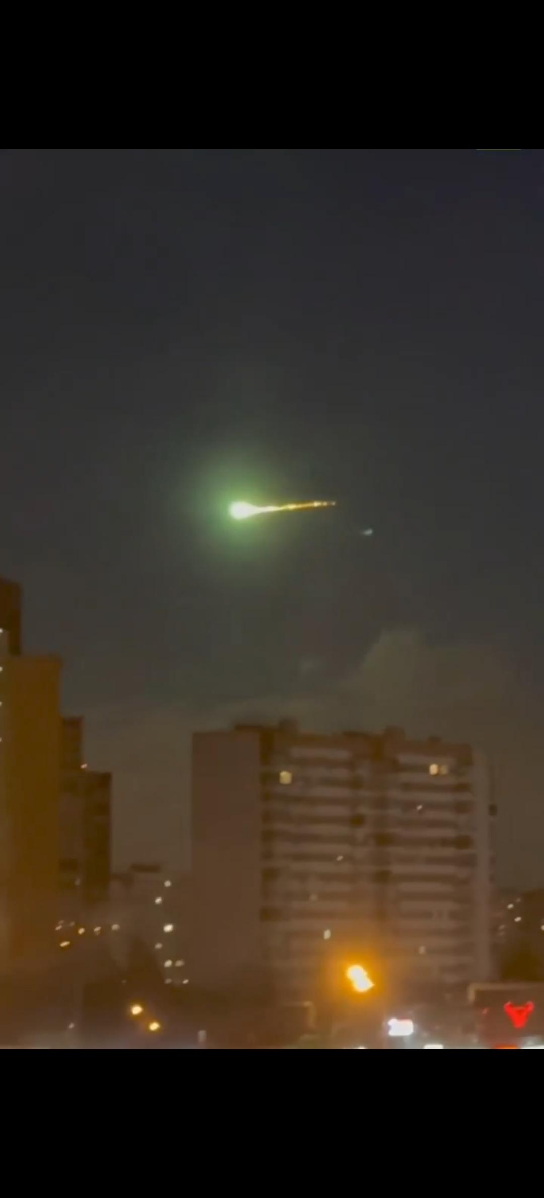 1. 夜空神秘现象天空不明光体天空上的亮光夜空奇妙现象光体飞行物黎明前