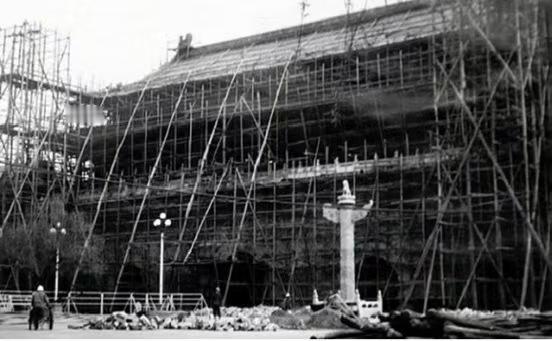 如今的天安门是1969年重建的。从某种意义中说，当前的天安门已非古迹了。上世