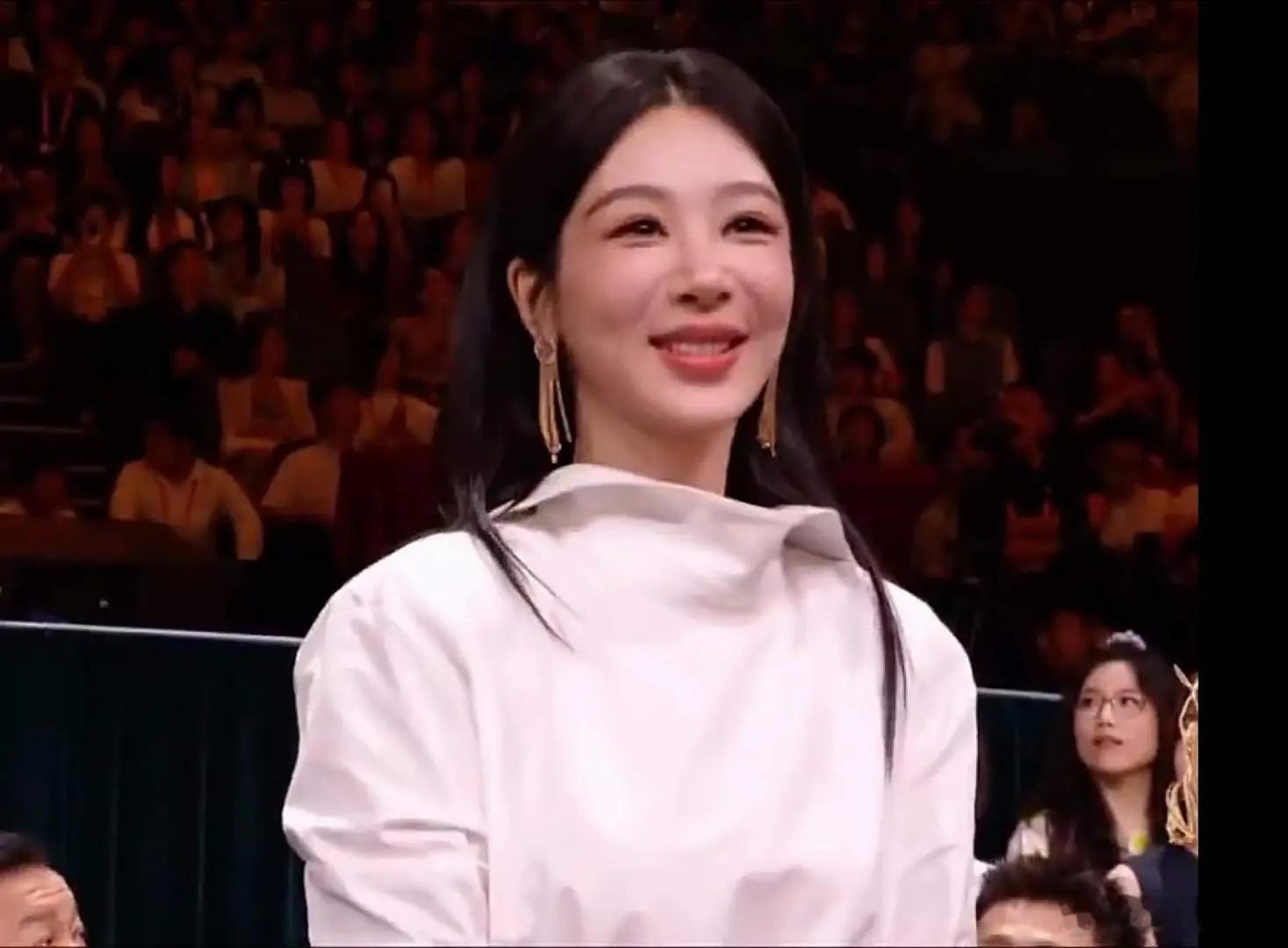 杨紫鼻子两边那个是什么纹？不像法令纹​​​