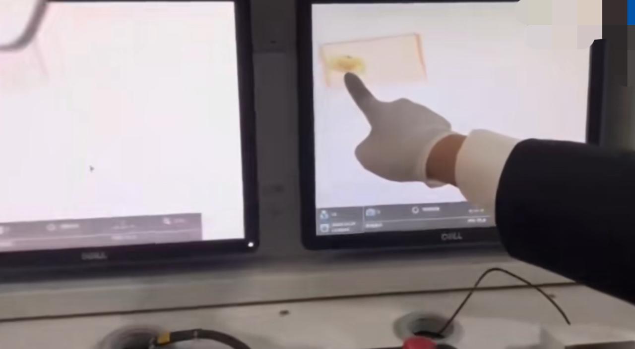 扣下了！山东威海，一入境旅客的行李机检显示异常，里面有一小堆东西密度格外高，不同