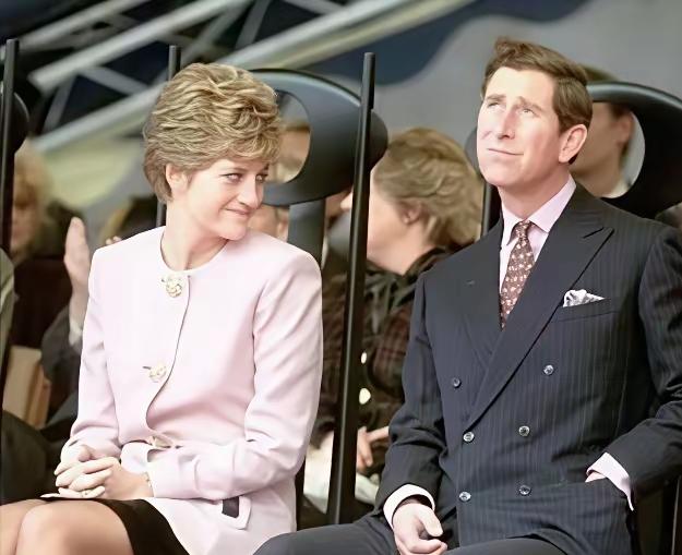 不爱就是不爱！当年的查尔斯，连眼神都不给了！真不怪戴安娜任性，实在是查尔斯过分