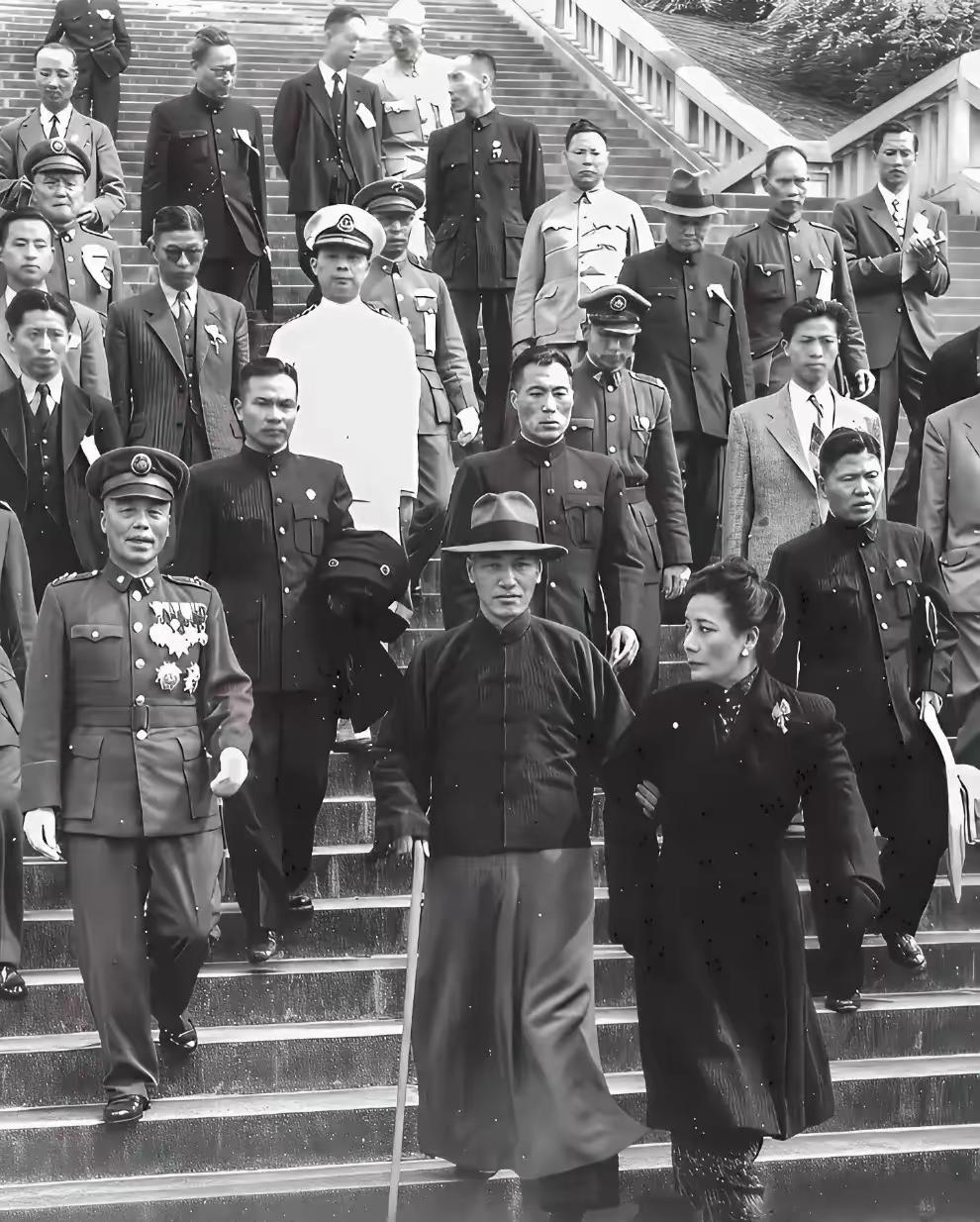 这张照片很神奇，除了最前面的蒋中正、宋美龄及李宗仁外，其他一众民国将领，你可能一