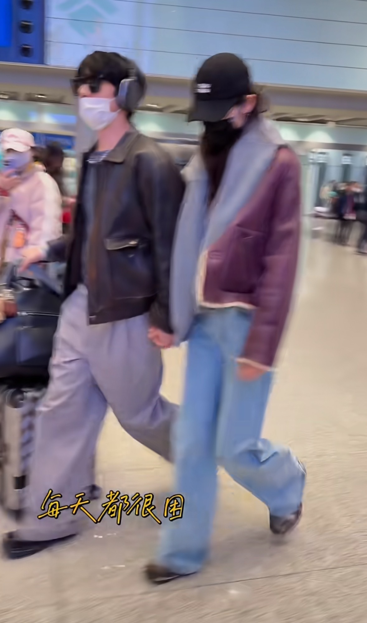 他们在一起很久了哎，还是挺甜的样子