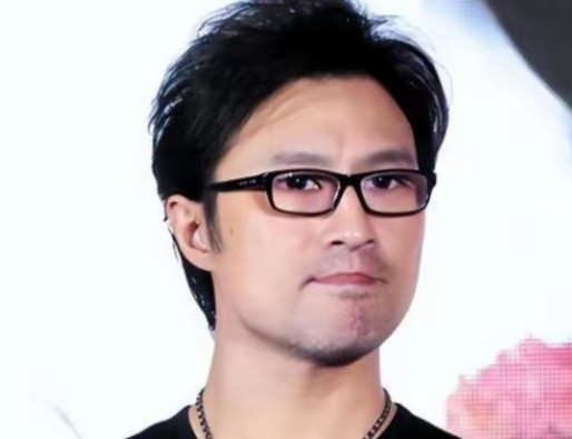 2005年，葛荟婕被汪峰赶出家门，她苦苦哀求汪峰：“我好歹给你生了个孩子，你多少