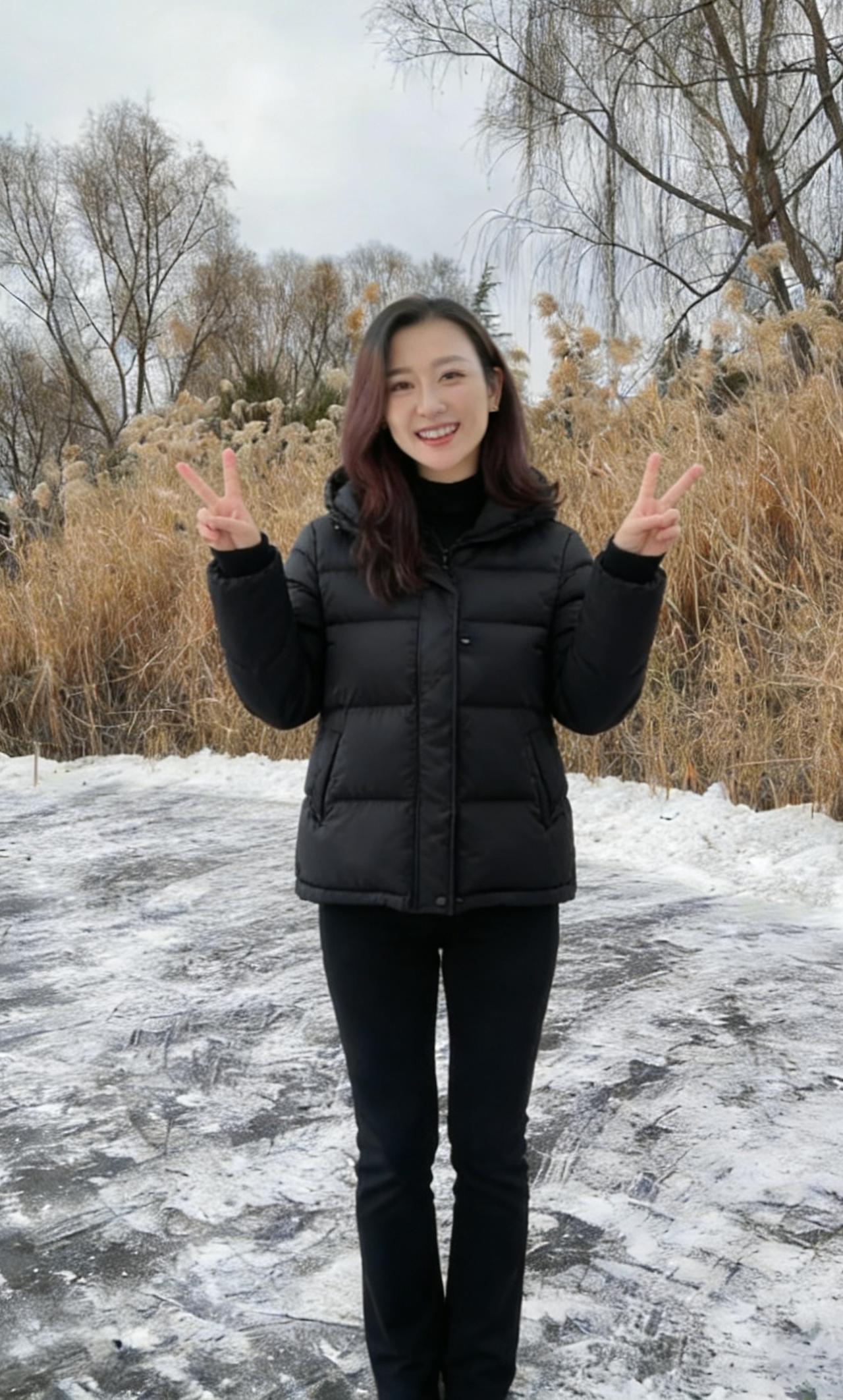 黑裘立尽野塘沙，笑靥轻开暖岁华。忽觉雪痕融草色，东风先到美人家。