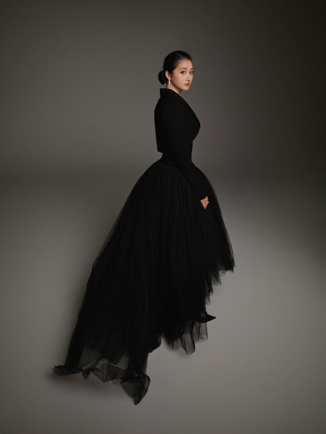 关晓彤黑帽抹胸黑礼服黑帽子+黑色抹胸礼服也太美了吧关晓彤