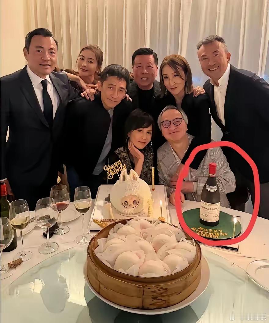 刘嘉玲60大寿生日宴，最吸引我的不是她和梁朝伟貌合神离，而是桌子上这一瓶葡萄酒，