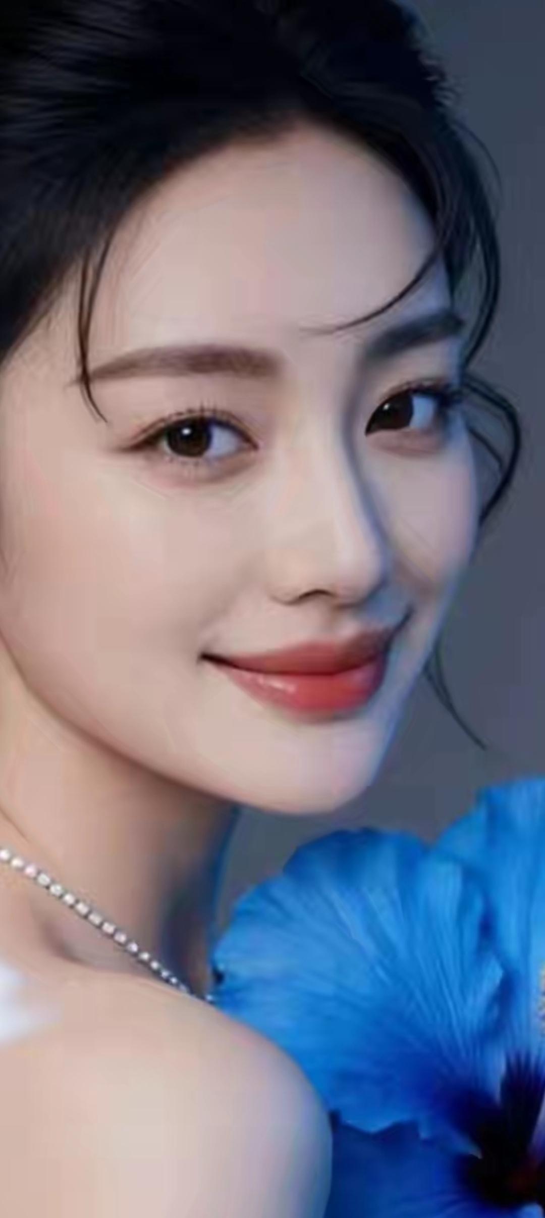 温柔微笑，蓝花相伴，岁月静好。