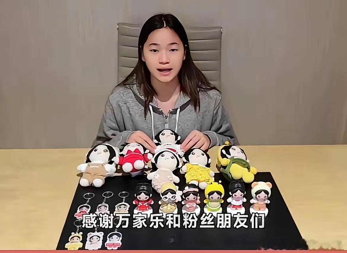 全红婵最新视频，瘦了好多已经长成一个亭亭玉立的大姑娘了。万家乐的眼光是真好，邀请