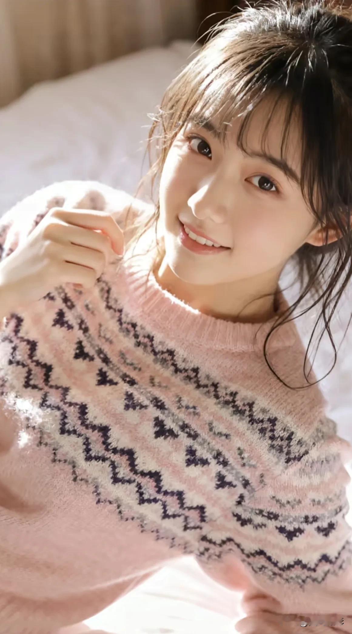 光之影冬日暖阳下，少女甜美微笑，粉色毛衣温暖如春。淡淡的粉色毛衣温柔粉色上