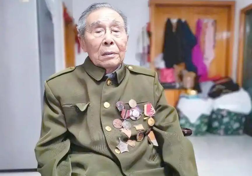 1953年，在抗美援朝战争中，有一位曾写下十封血书的战士，在十字架山攻坚战中，抱