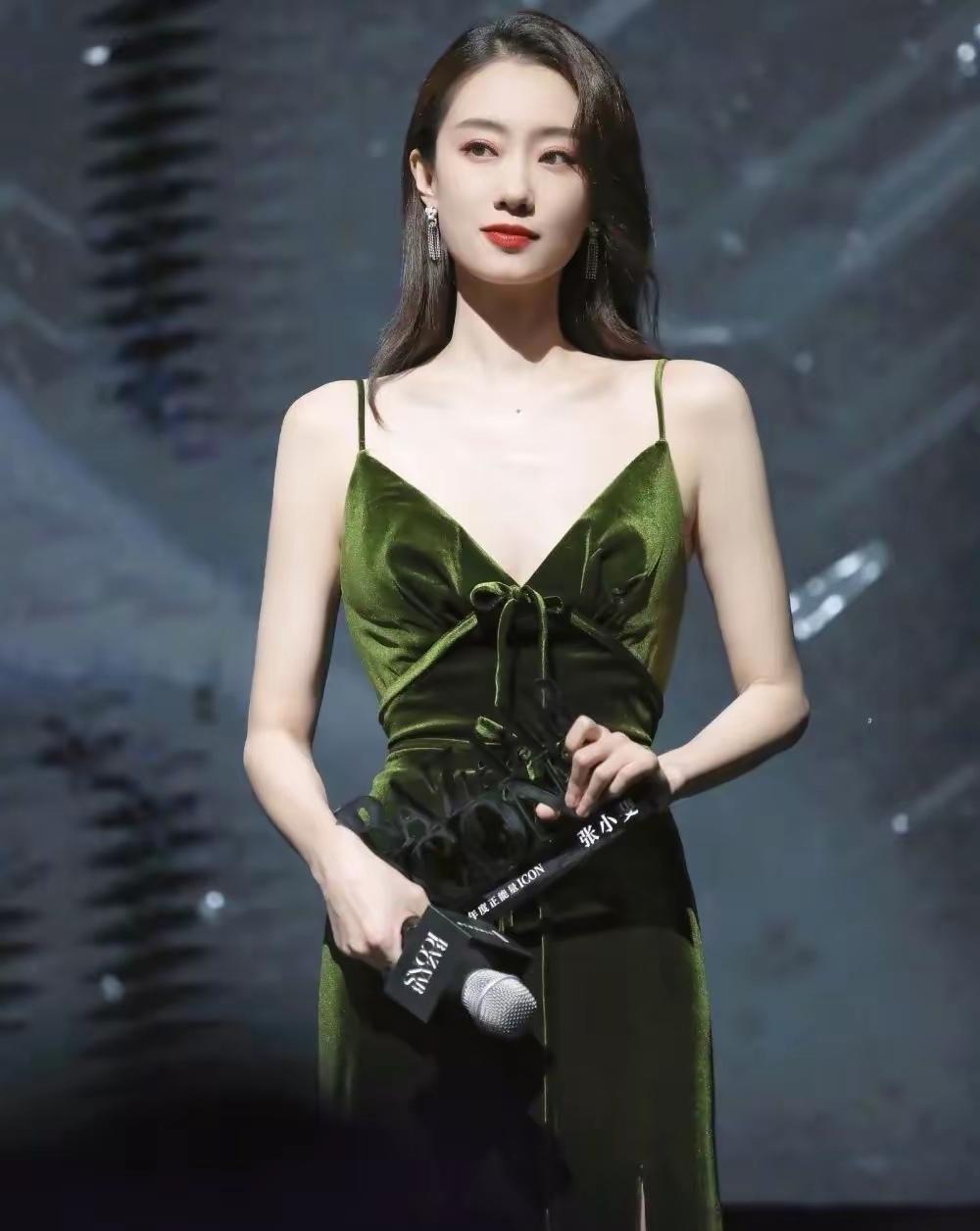 张小斐这两年没怎么露面，有人说她“凉了”，其实她是把算盘打得明明白白。手握