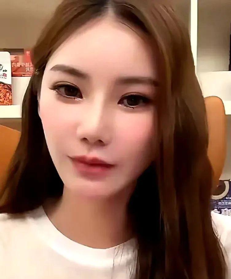 马筱梅回京后终于展露笑颜，状态彻底回暖，足以看出房子对她而言至关重要，没搬进豪宅