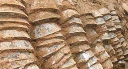 那是个酷暑的午后，地表温度超50℃，工人们的安全帽上汗渍斑驳，工装肩头磨得发白。
