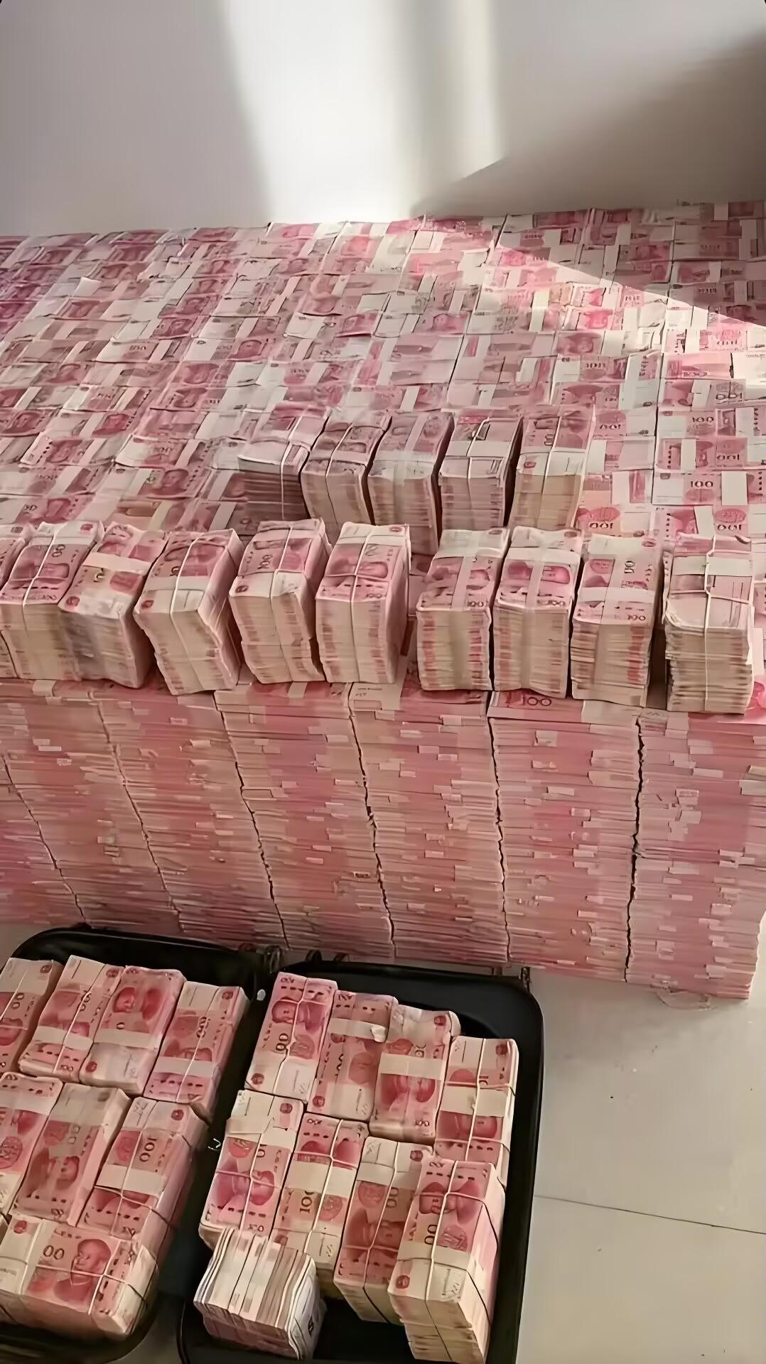 假如,我说假如啊!要是你有一天买了一套法拍房,装修时候,突然发现墙里藏着1亿现金