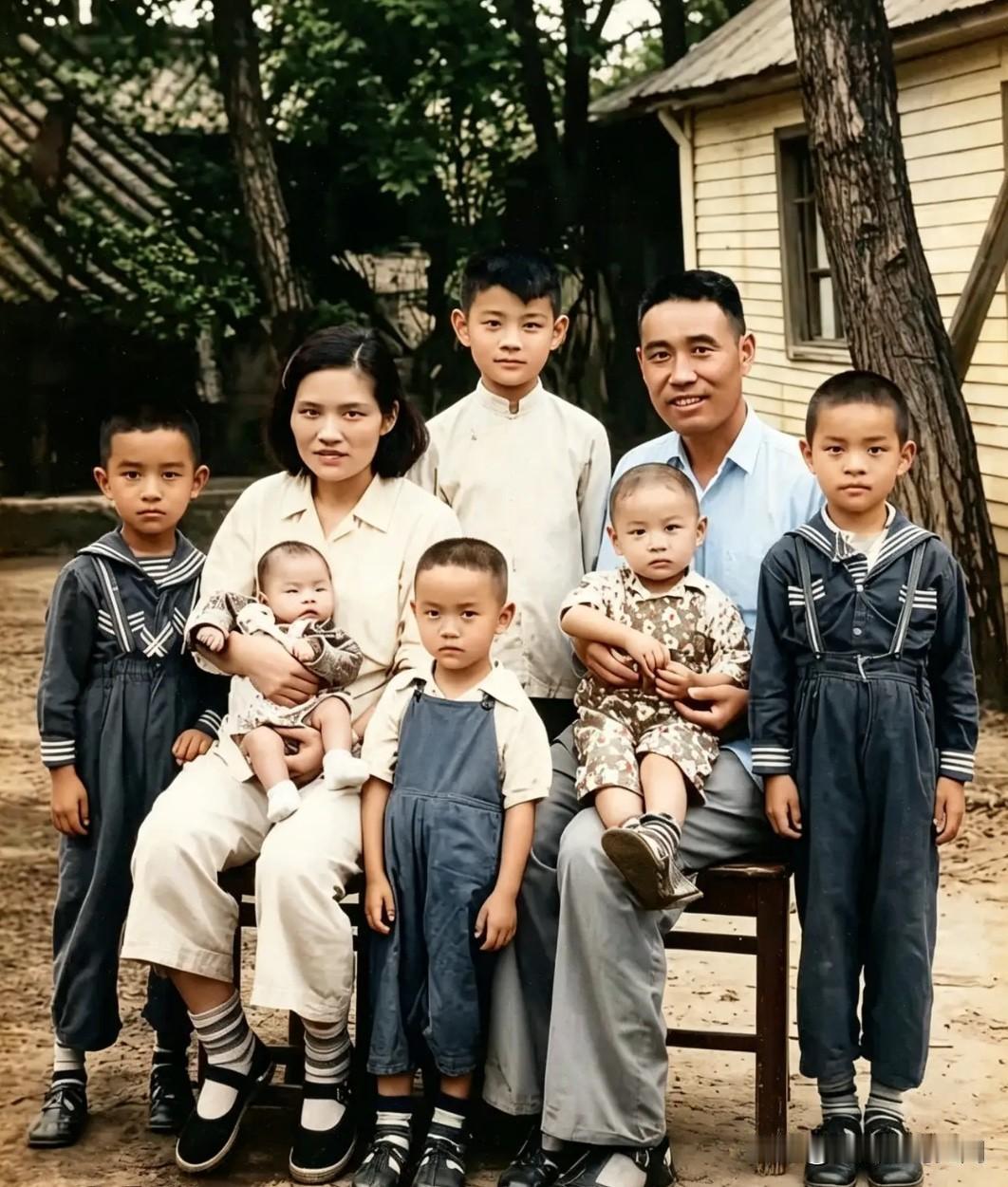 这是开国少将金绍山生前与妻子张文心及六名子女的全家福合影。1957年，时任西藏军