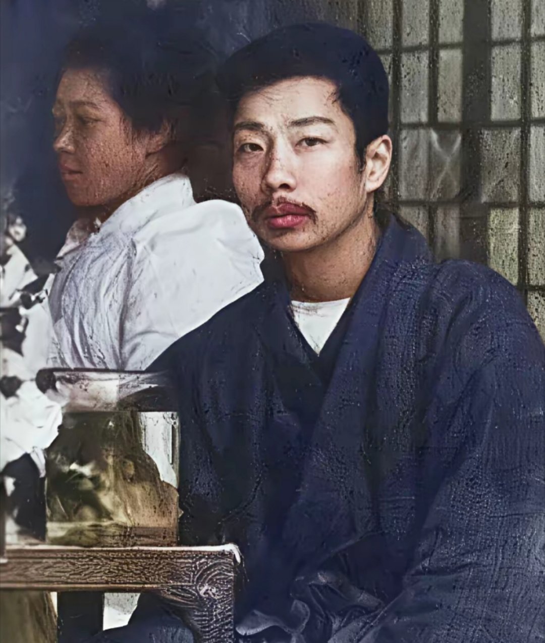 1909年，年轻时的鲁迅穿着和服在日本东京留学时的留影。