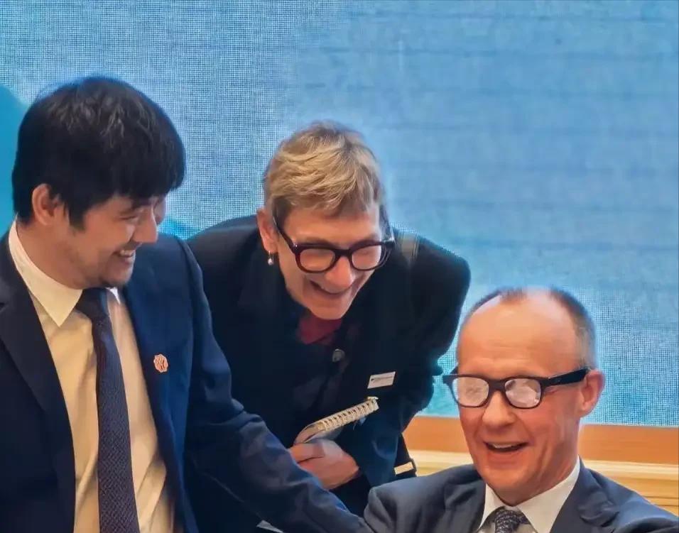 德国总理午宴上“被体验”，这家杭州AI眼镜火了“完全没准备，直接把自己脸上的