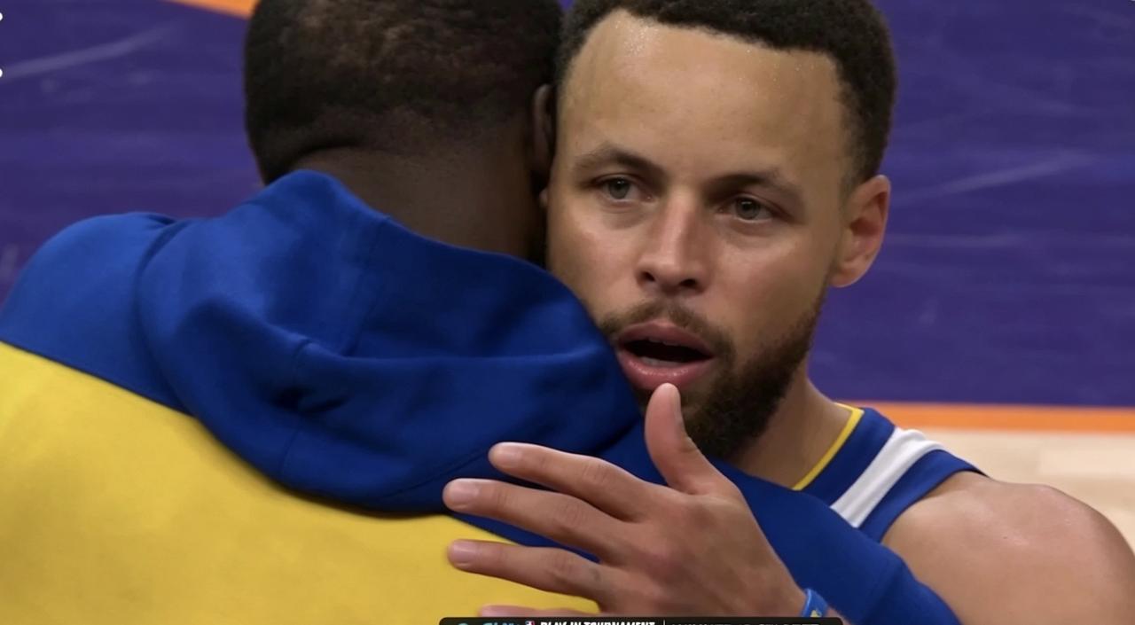 还剩1分06秒时，科尔提前放弃比赛，换下了库里和追梦！库里眼神凝滞，表情满是失