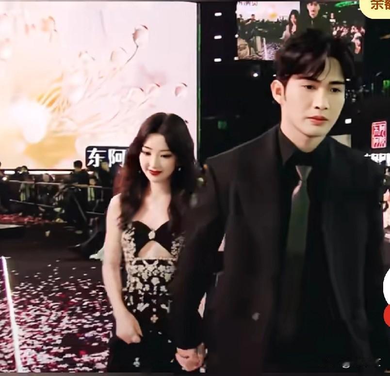 张彬彬紧牵毛晓彤不放手！颁奖礼秒变偶像剧官宣现场。张彬彬牵着毛晓彤上台领奖，这手