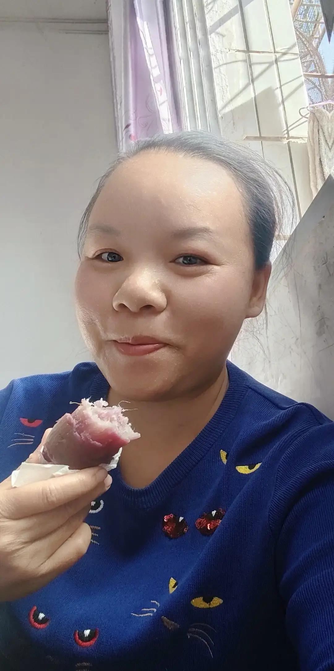 昨天交钱给小儿子过美食节，今天交钱给大儿子去研学，中午我只能在家晒太阳吃红薯，晚