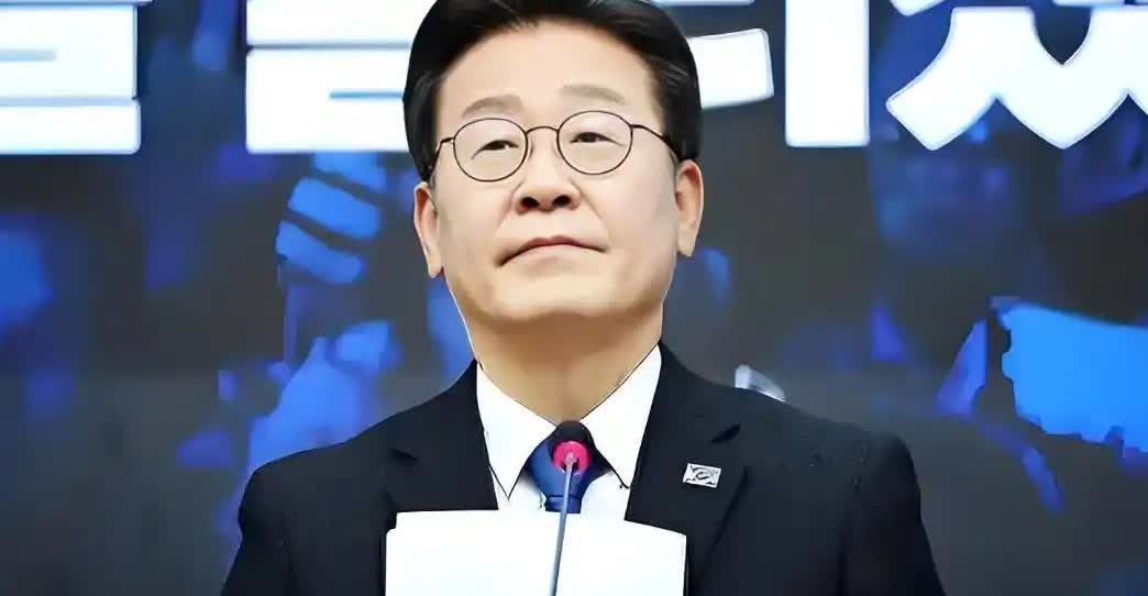 韩国摊牌，不演了！李在明拒绝出席中国阅兵，外长赵显紧接着就对华开炮，公开宣示“中