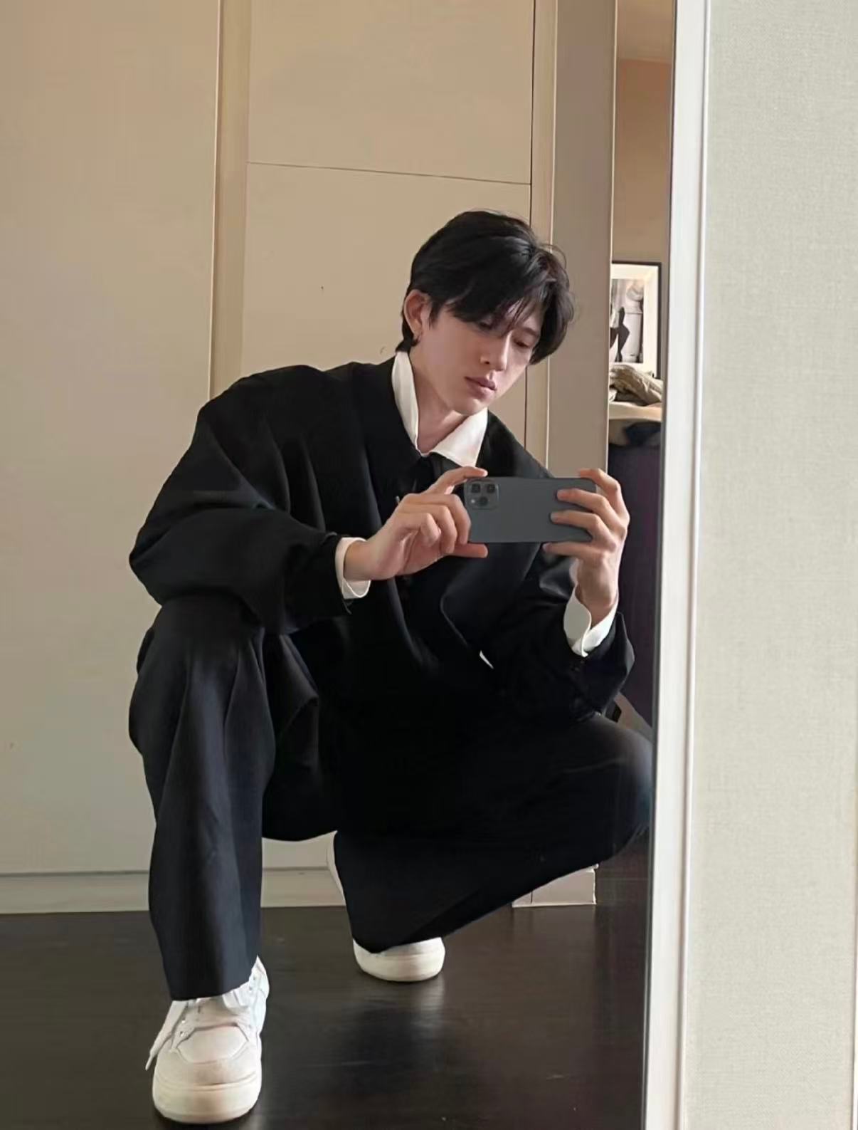 井柏然穿得越来越野了井柏然好会穿被井柏然狠狠帅到！居家随手一拍都自带清冷贵气，