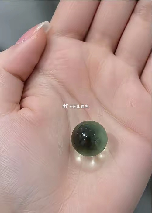 不少人喝完茅台，会把瓶口里面的小珠子取下来收藏。网上传言这珠子很有升值空间，不知