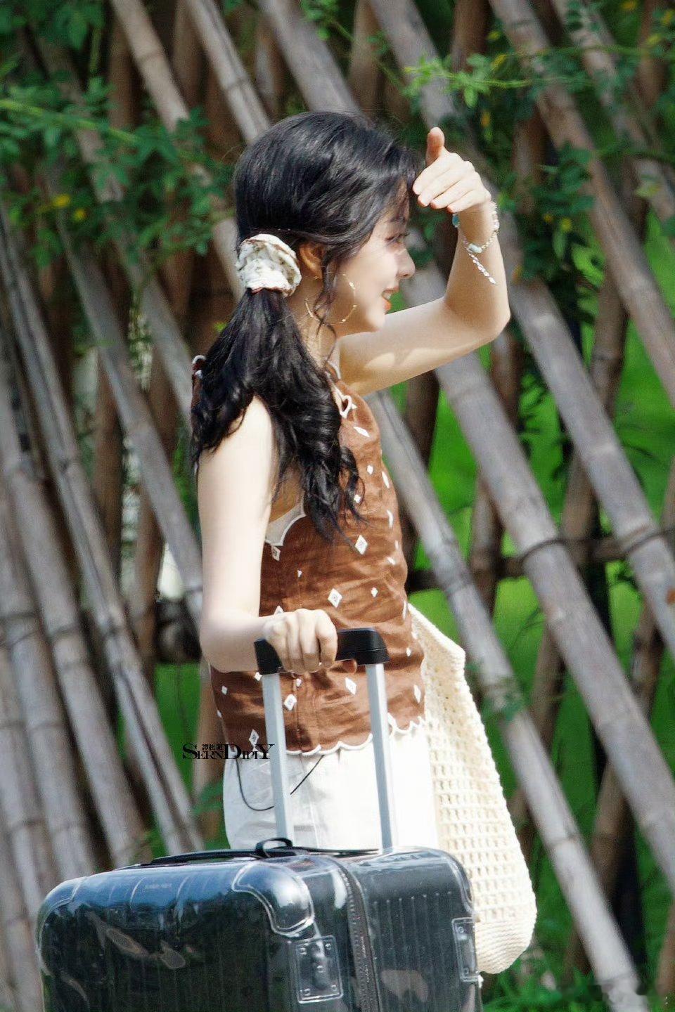 宋云在向往好舒服的美素素淡淡，没那么年轻了但又挺年轻可爱的大肠发圈、松散的发丝反