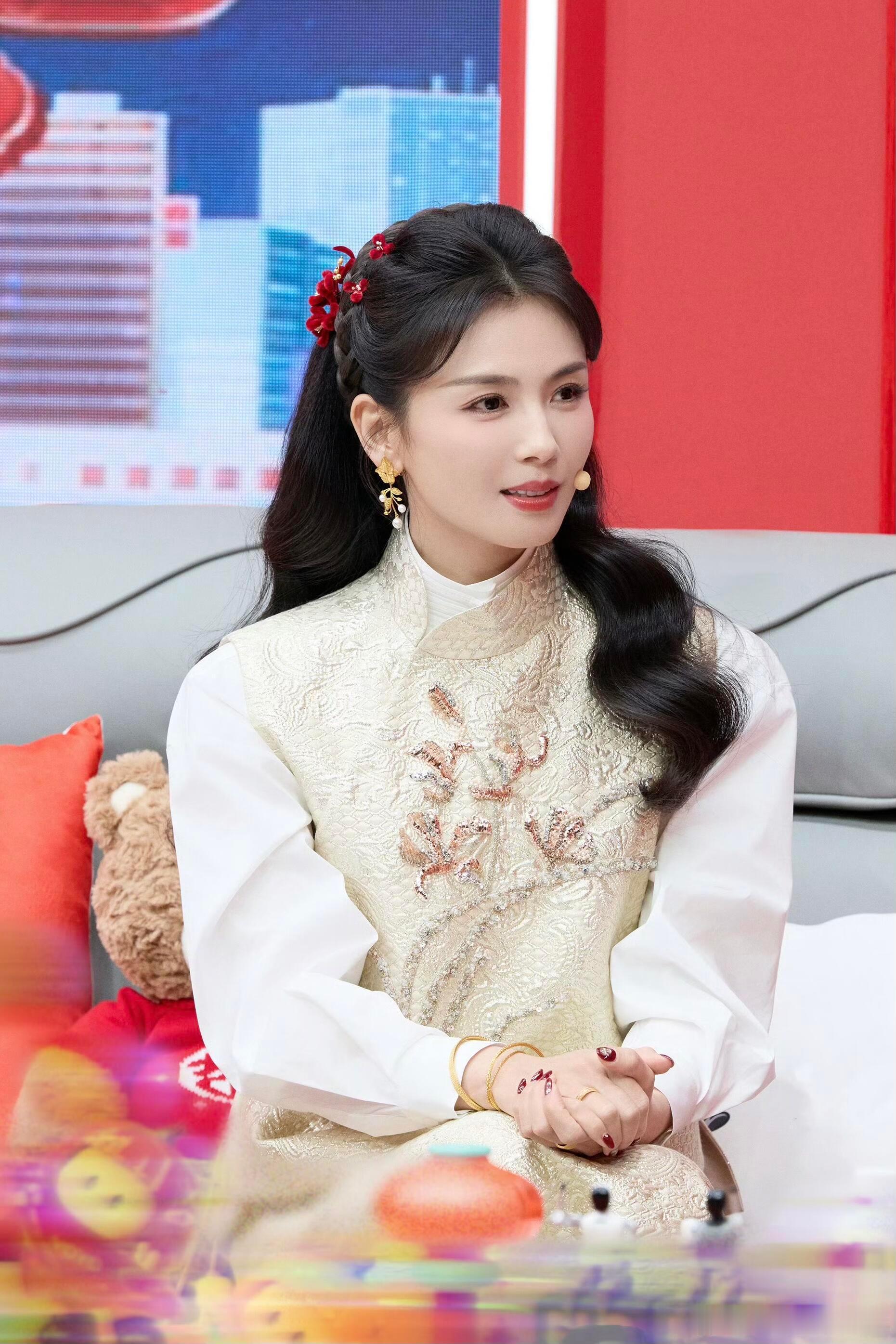 刘涛身穿MESSENTIAL2026马年新春系列淦素提花新中式套装，叠搭