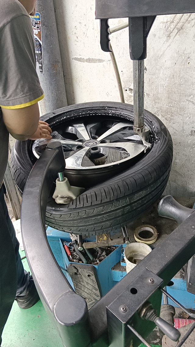 diss一波比亚迪的偷工减料开俩月不到的宋plusdmi，压了一块10公分不到