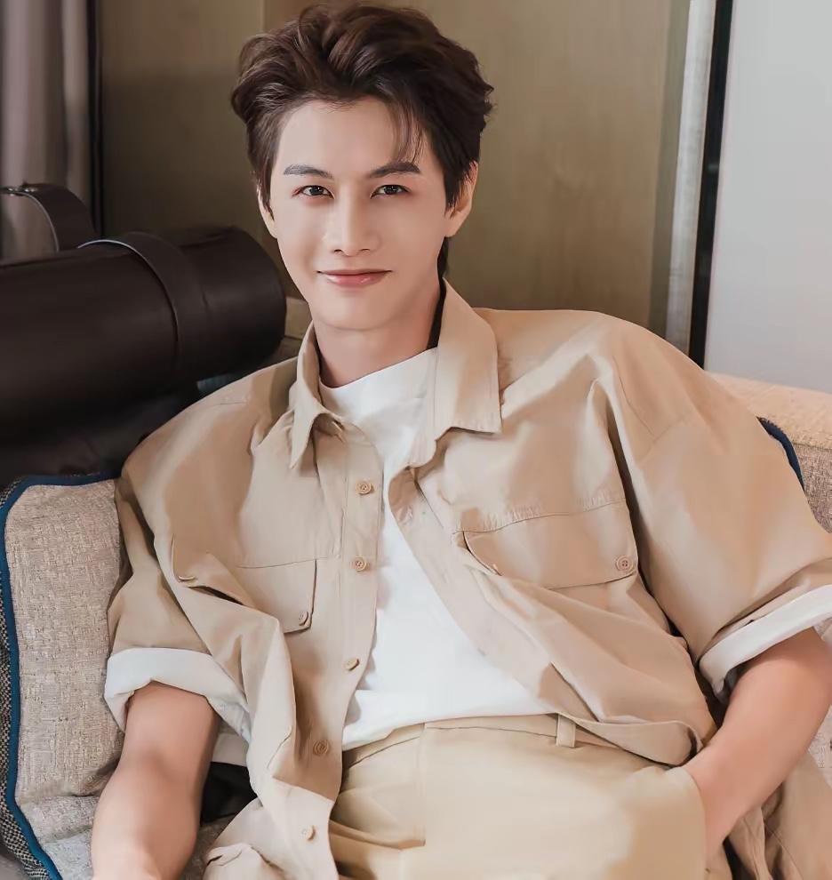 一觉睡醒，是不是全网都知道了，30岁的顶流短剧演员何健麒，在《盛世阑珊处》里演的