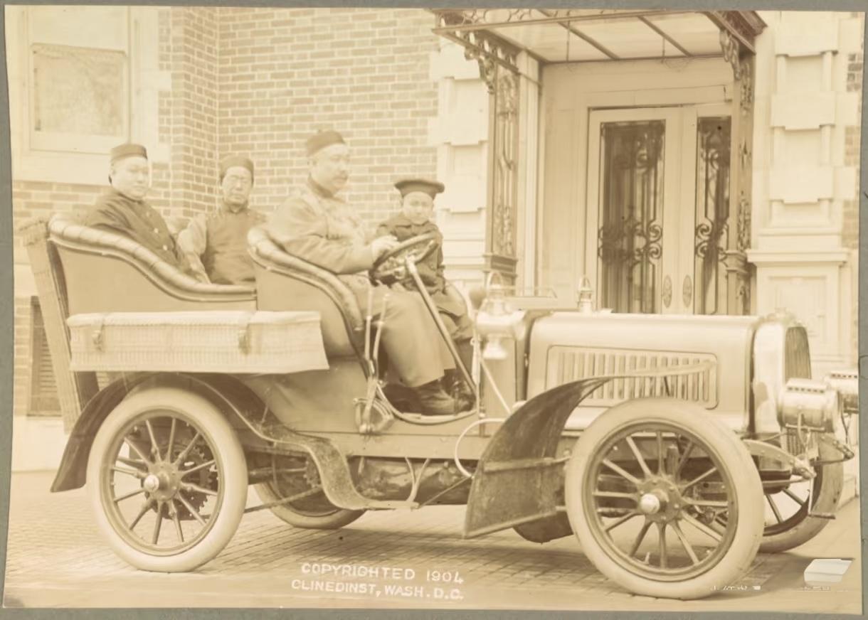 1904年，大清驻美公使梁成在开汽车。梁诚12岁便赴美留学，后来进入外交系统。