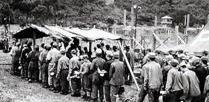 1954年，14000余名志愿军战俘被遣往台湾，蒋经国在码头悄然落泪，蒋介石当夜