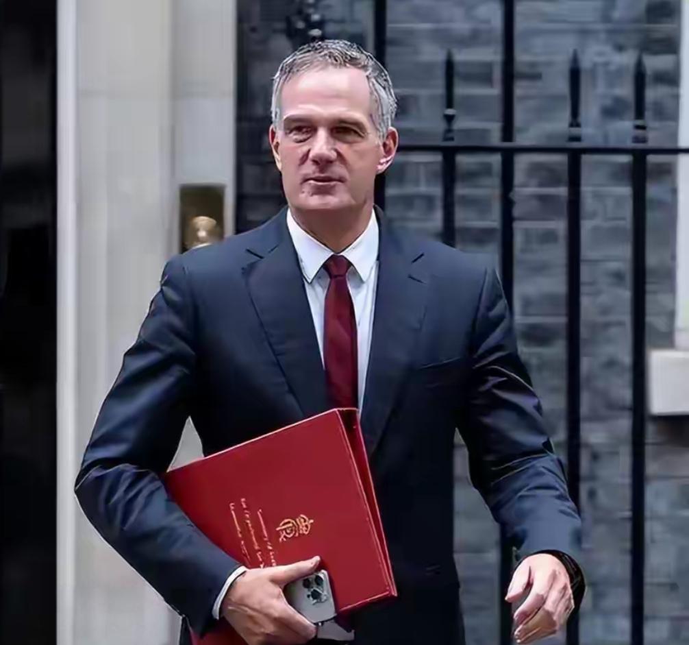 英国首相斯塔默说，如果美国退出北约，请在48小时内撤出驻留英国的美军，同时必须结