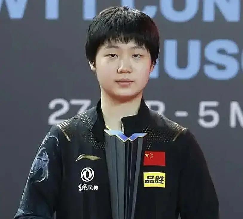 激光笔切开客厅空气的抛物线，周末餐桌变成球路演算沙盘。她父母没买3000元的蝴