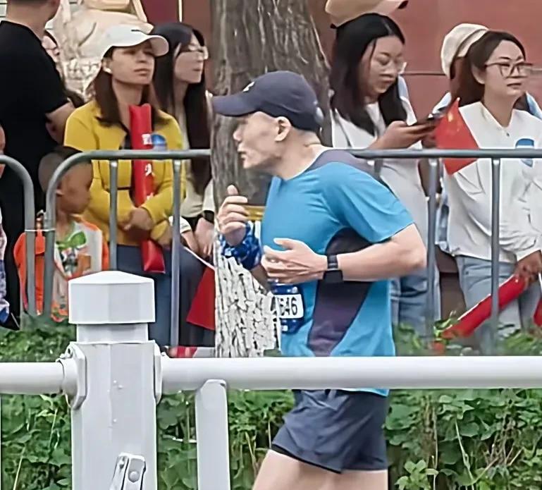 乌鲁木齐举办的首届马拉松比赛已经开跑近两个多小时了，事先预报的小雨天气，始终没有