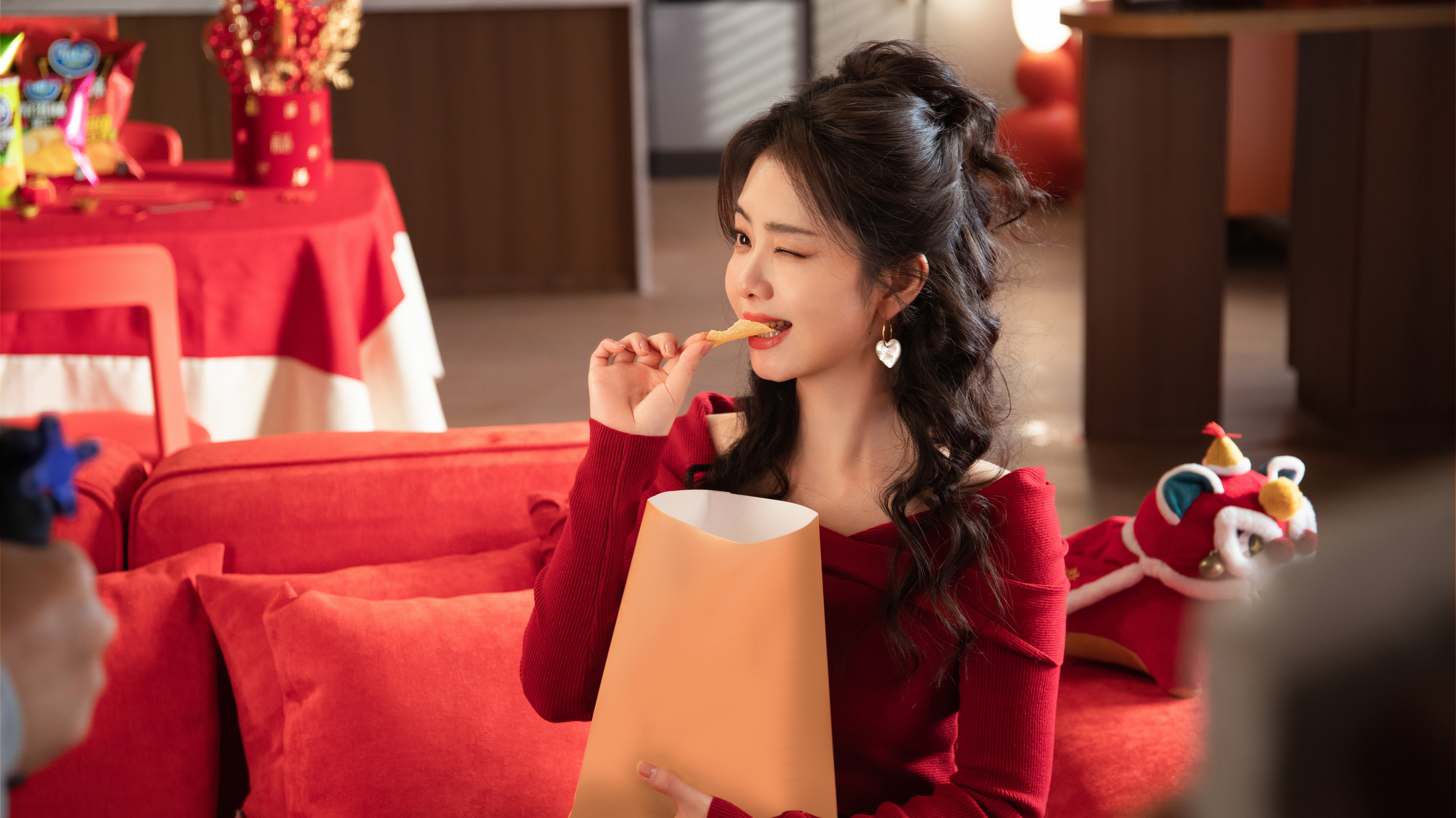 谭松韵咔嚓一口，年味四溢！贴拍了拍两小姐并说：分我一口🙋🏻♀️