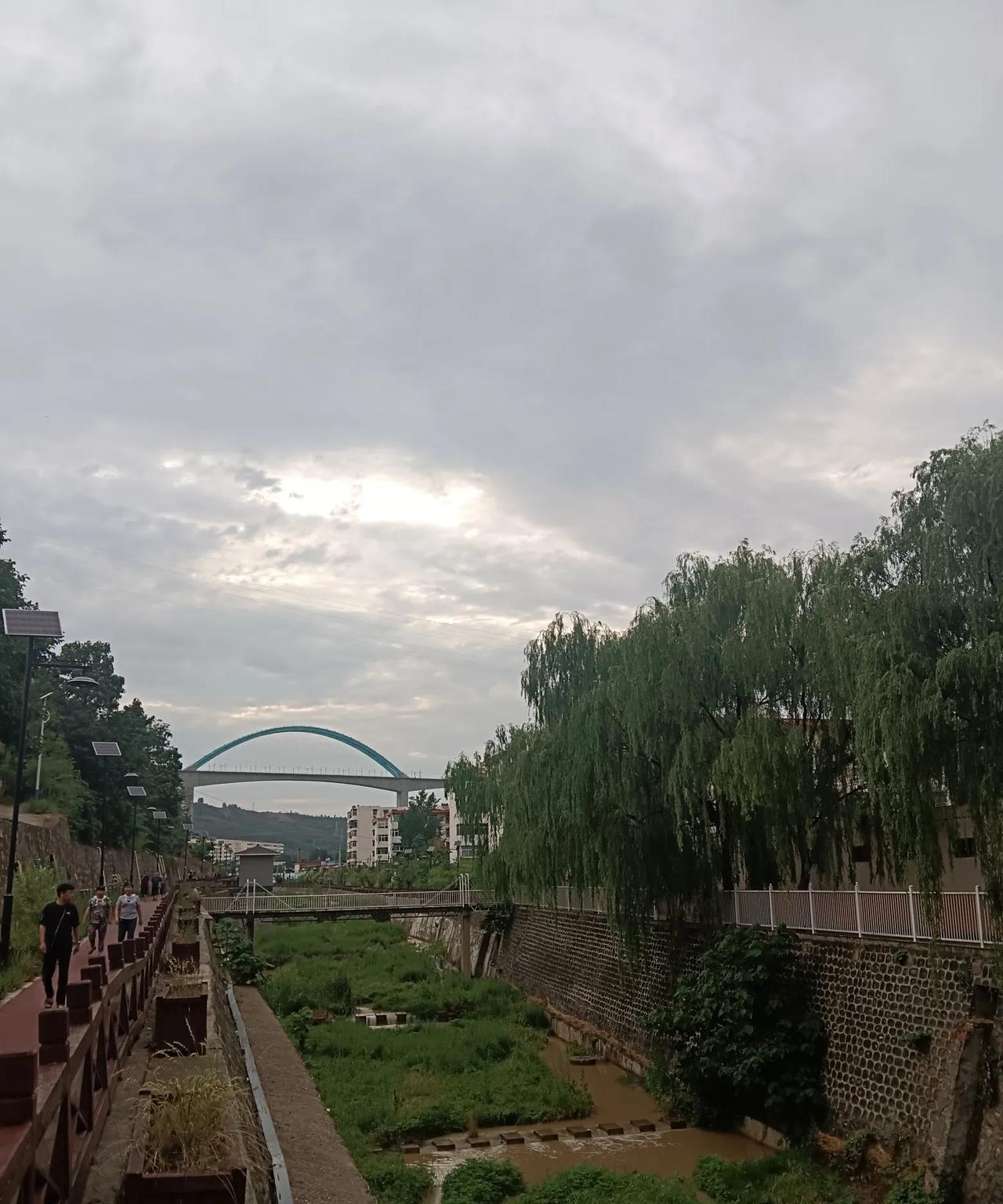都说今年钱难挣，生意不好做，经济下行。你发现没有，今年的房价不涨反而跌了，名酒也