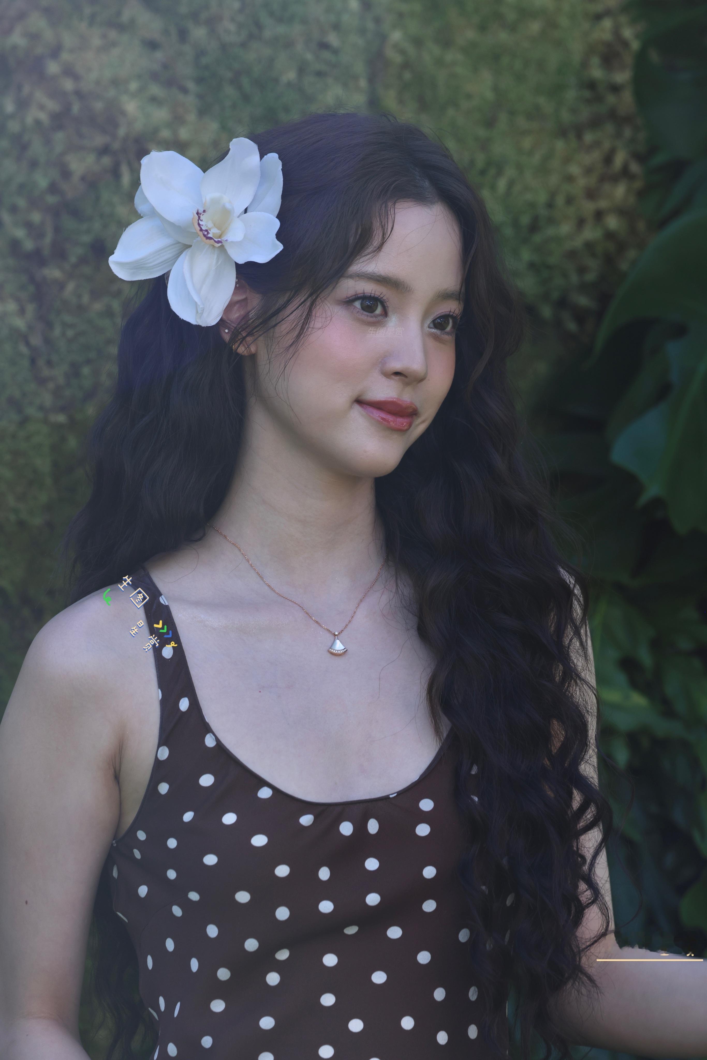 欧阳娜娜VOGUE潮汐红毯生图来啦，头戴小花的Nabi美到了天涯海角🌊🌸🏖