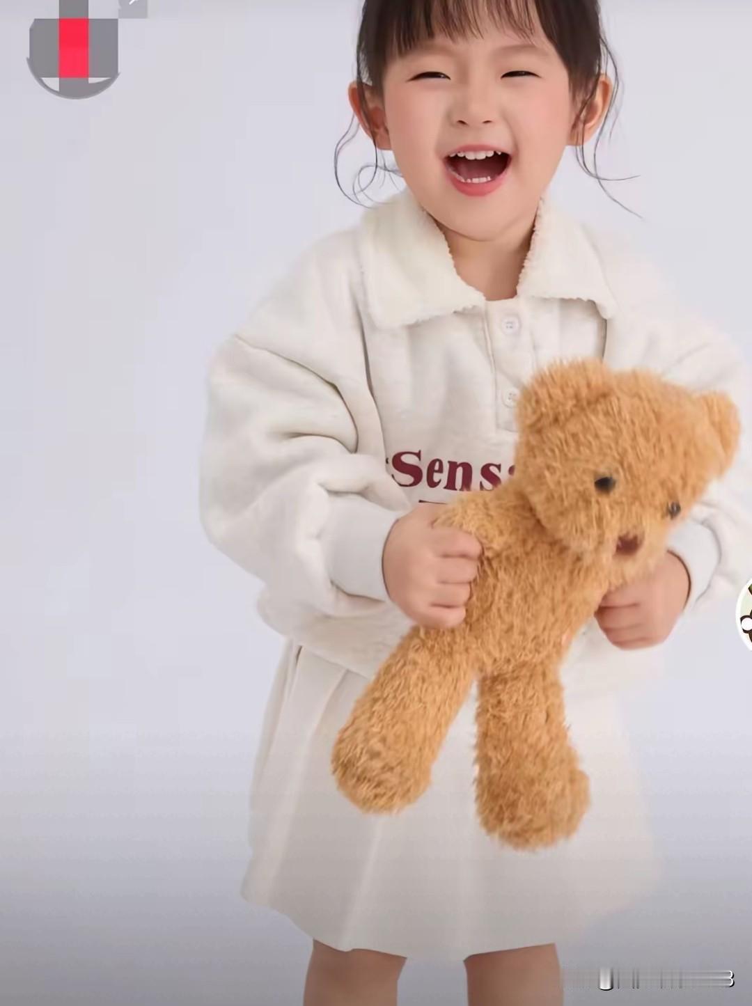 闪闪的照片真的惹人喜爱。不知爷爷奶奶看到后是不是想亲亲抱抱？现在黄一