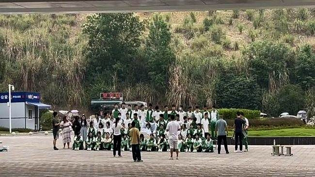 四川南充这群初三学生，真够意思！46个人扛板凳一公里去医院，就为了给病重的兄弟拍