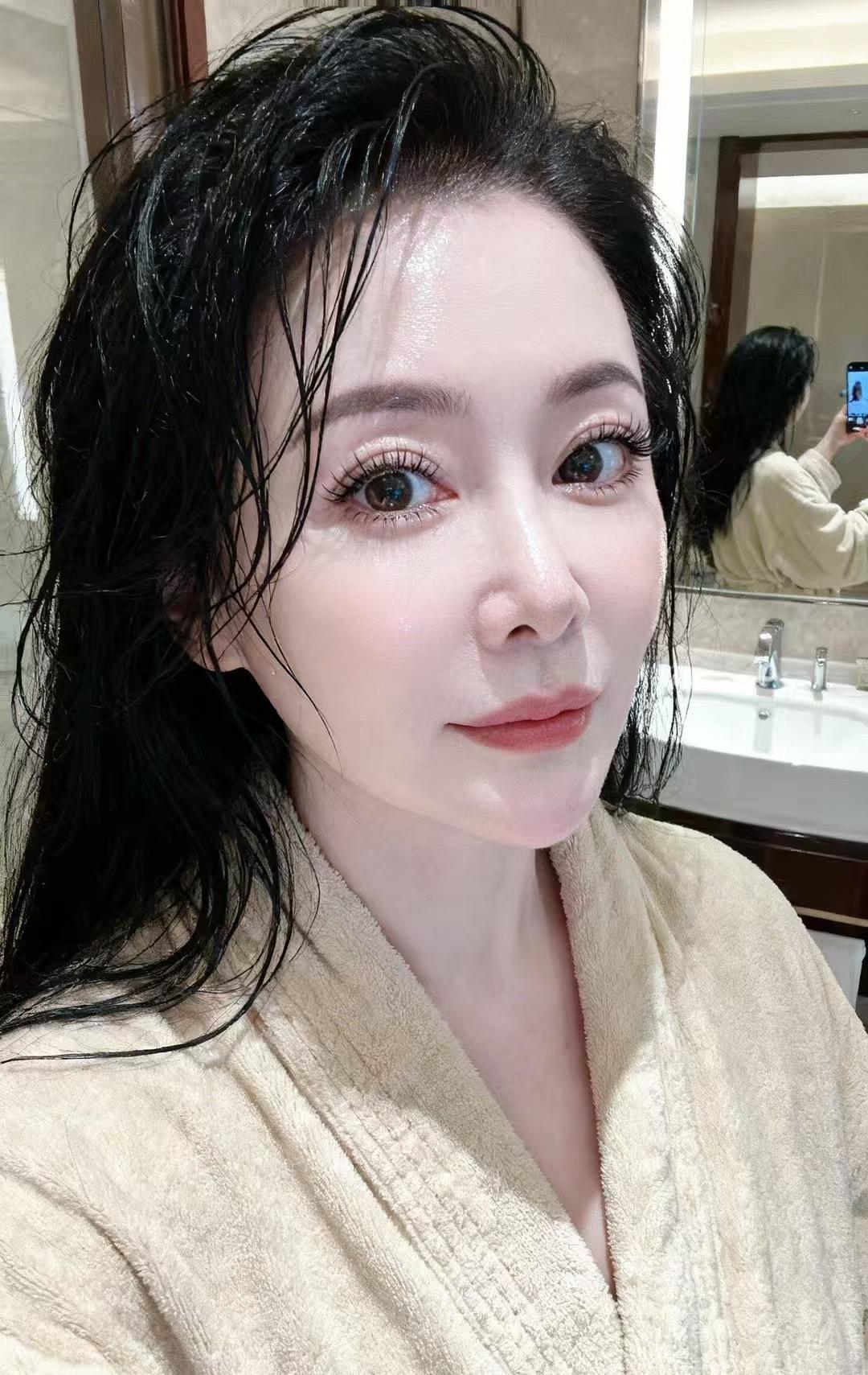 朋友们总问我你咋这么爱在浴室对镜自拍今天这张图就是答案这里没有滤镜参数要调