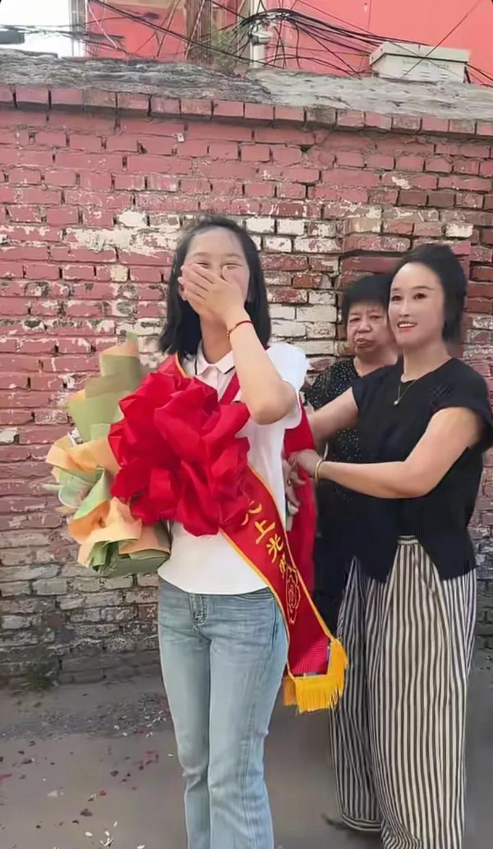 7月18日，2025年高考唯一一名考上国防科技大学的河北女生太光荣太让人羡慕了！