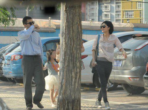 李嫣小时候被爸妈打扮得好萌哦，她和爸妈合影照片很多，有些旅游照片很有趣。