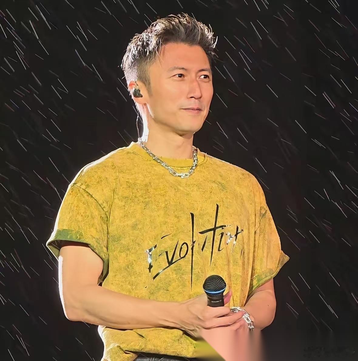 一次，刘嘉玲问谢霆锋:“你对吃有什么讲究吗？”谢霆锋说:“我们拍电影是不可能吃饱